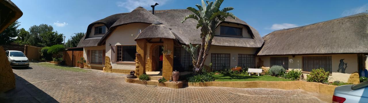 All Over Africa Guest House Kempton Park Esterno foto