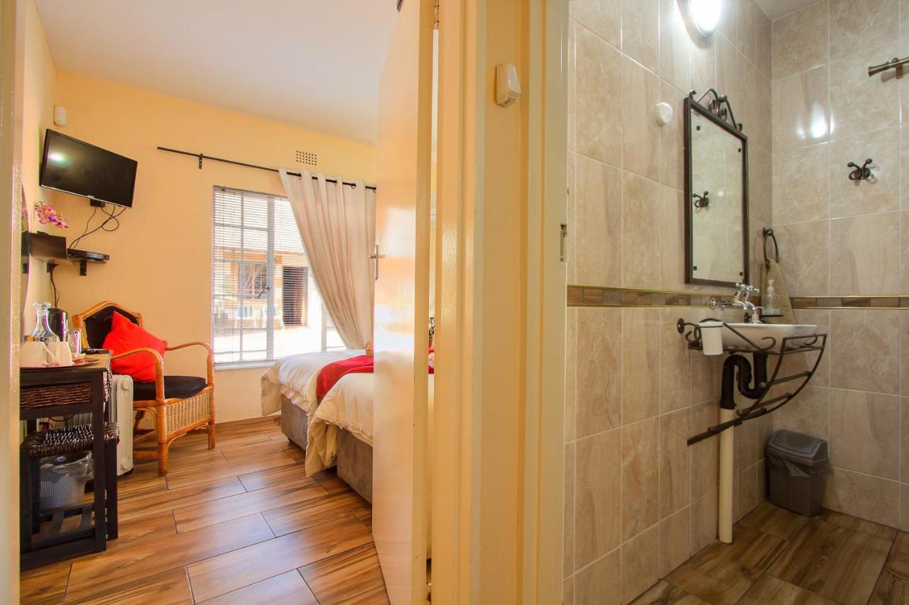 All Over Africa Guest House Kempton Park Esterno foto